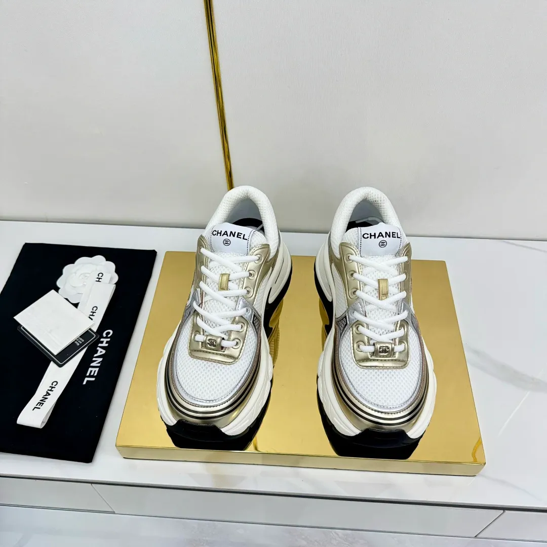 👟👟Ex-factory price 680👟👟 Upgraded version, upgraded version, upgraded version! No rebuttal accepted! ! ! ! Chanel Chanel panda shoes! 2025 counter's top casual sports shoes. This classic design; the upper is electro-embroidered with a variety of techniques; the outsole is fashionable and sporty; the unusual inclusion of a variety of color matching elements... The diversified mix and match is very good-looking and versatile, and can be used for leisure, fashion, sports, and outdoor... ꫛꫀꪝ Go➫ Materials: ❶Upper made of: original imported first-layer silk cowhide + original waterproof cloth + original first-layer cowhide ❷Inner lining: Original Yangli+Net ❸Outsole based on: Original TPU combination outsole Counter boutique packaging complete set for women 35–41 👉 👉 👉 👉